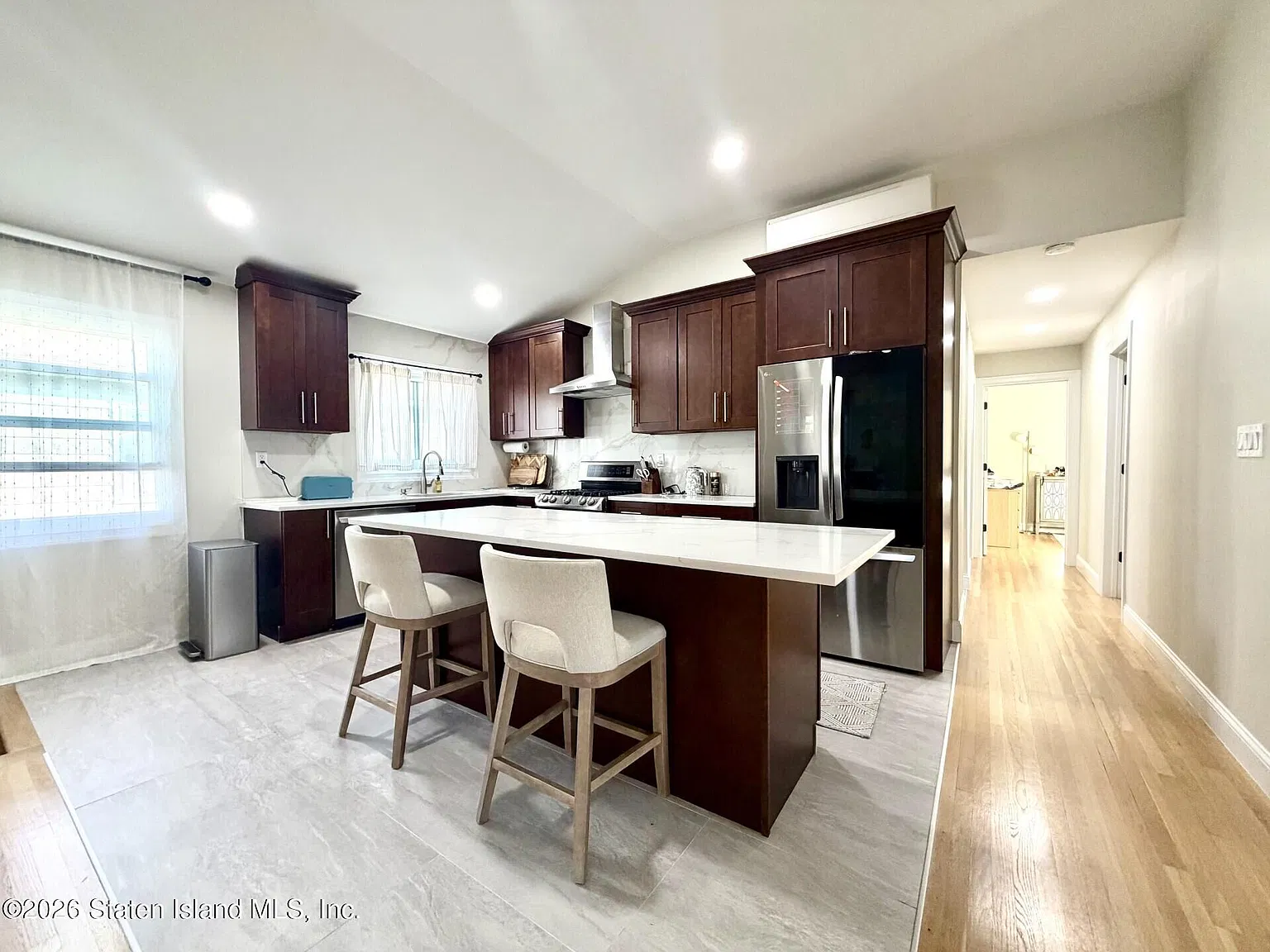 3 bed, 1.0 bath, 2800 sqft, $3,500 — Photo 2