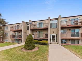 350 S Main St APT 4, Wauconda, IL 60084