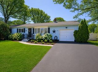 21 Holzman Dr, Hampton Bays, NY 11946