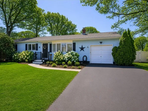 21 Holzman Dr, Hampton Bays, NY 11946