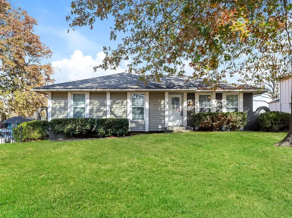 1308 SE Knights Bridge St, Blue Springs, MO 64014