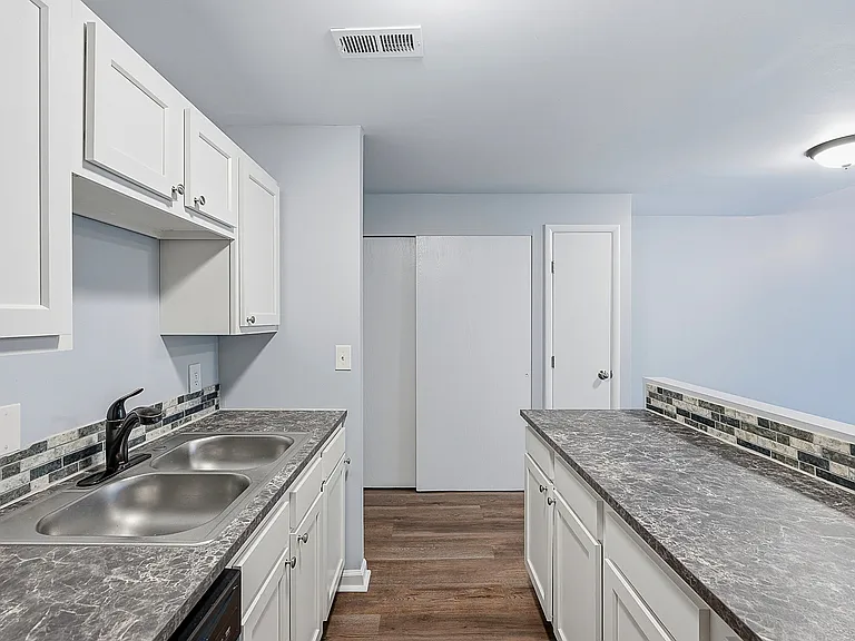 Parkway Apartments — Photo 10