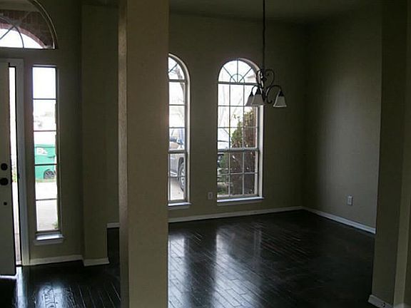 3rd image of 712 Kossman Dr
