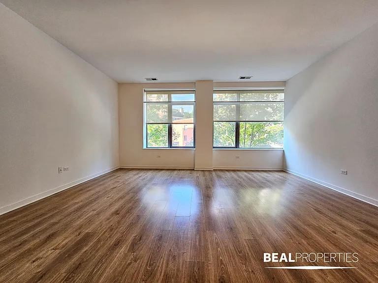 558 W Webster — Photo 42