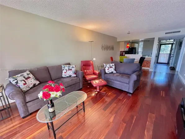 5831 Coral Lake Dr #307, Pompano Beach, FL 33063