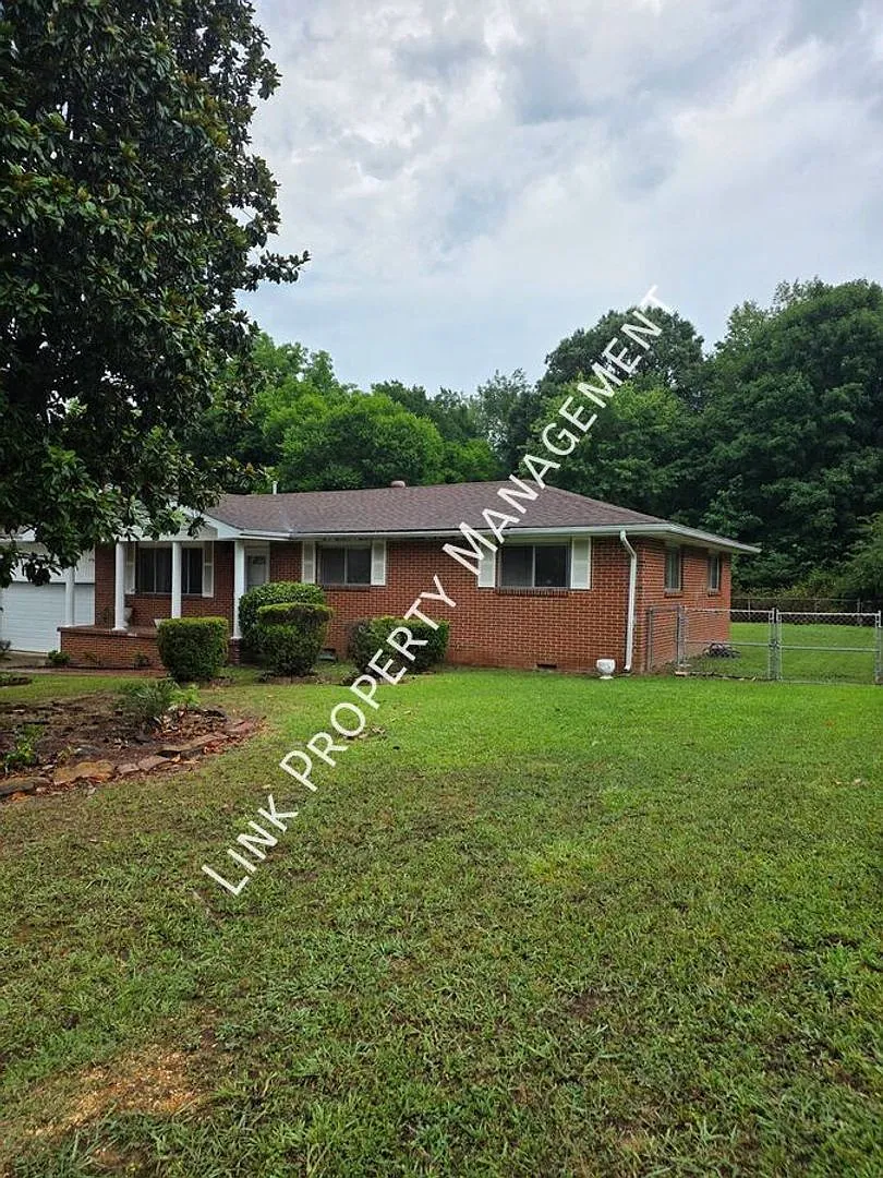 Coming Soon! Don't Miss This 3 Bedroom 1.5 Baths With Garage, Fenced Backyard, Den And Patio For ... — Photo 1