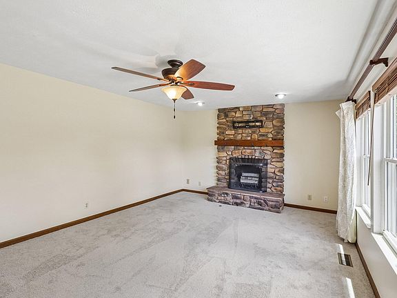 4th image of 991 Lakepointe Ct