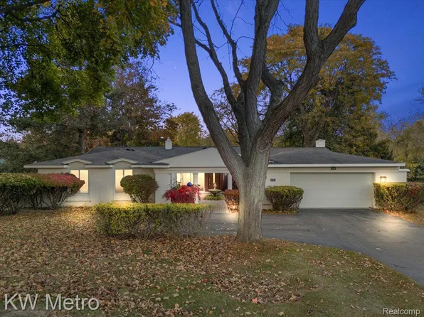 4751 S Valleyview Rd, West Bloomfield, MI 48323