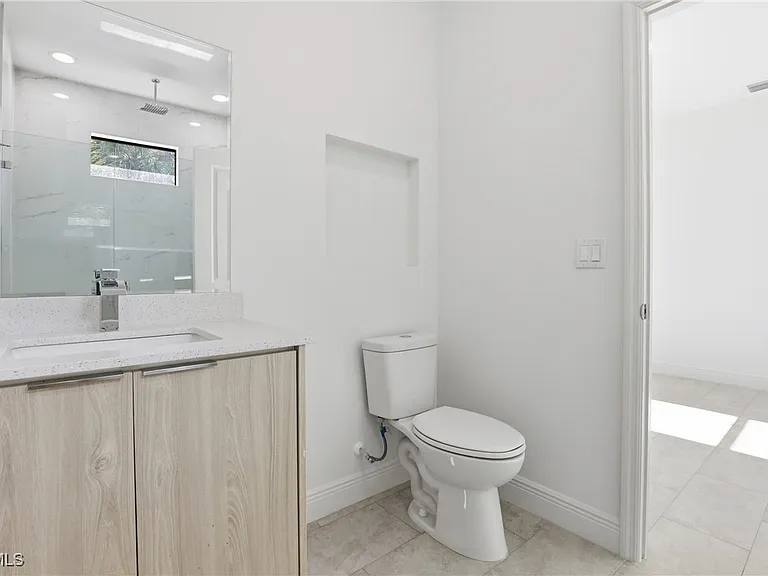 1087 Rugby Ln — Photo 16