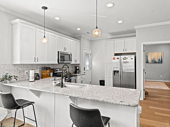 4th image of 915 N Elizabeth St