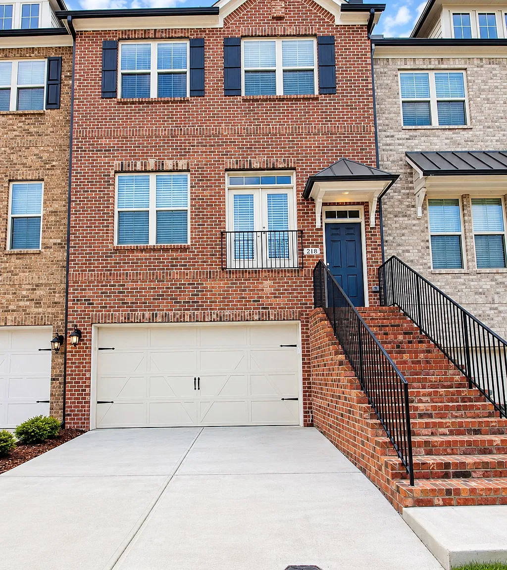 4 bed, 3.5 bath, 2760 sqft, $2,550 — Photo 1