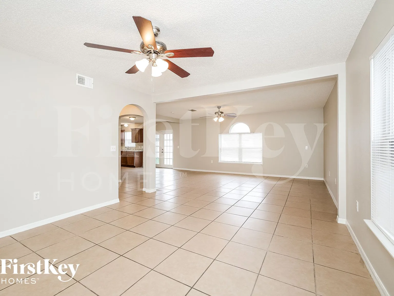 4 bed, 2.5 bath, 2222 sqft, $2,105 — Photo 3