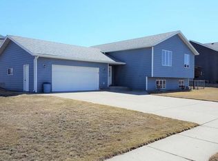 3229 N 19th St, Bismarck, ND 58503