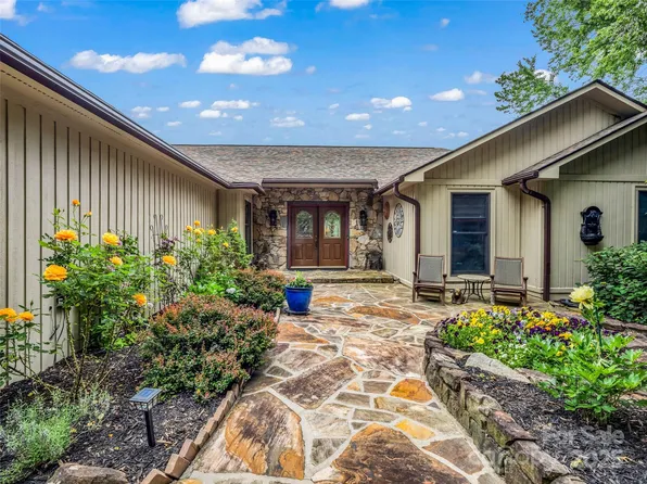 11 Bannerwood Dr, Horse Shoe, NC 28742