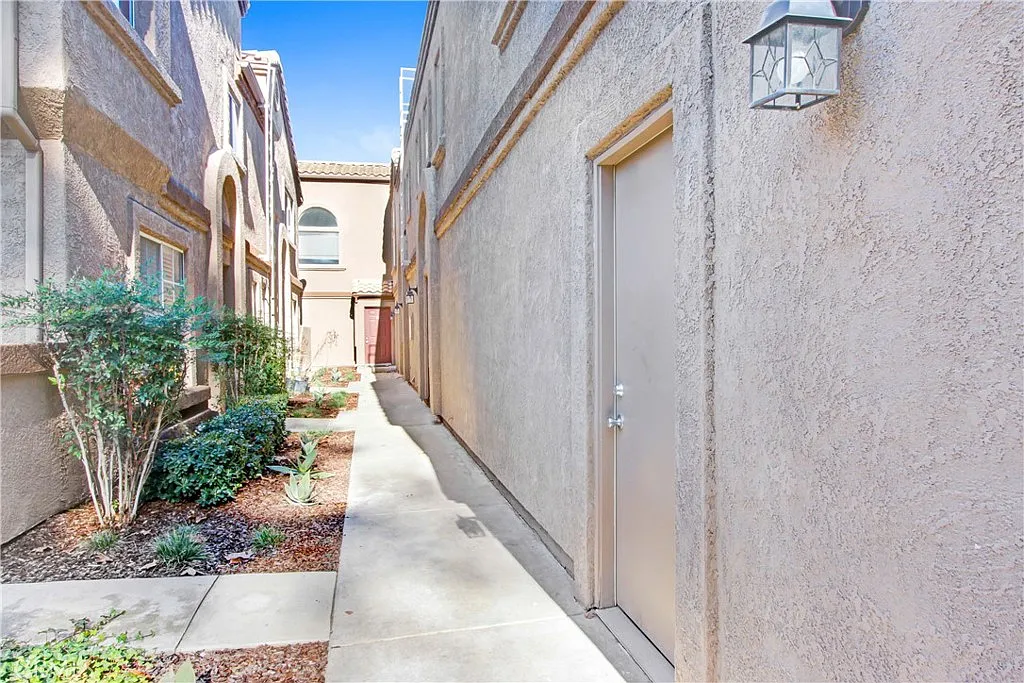 2 bed, 1012 sqft, $2,800 — Photo 2