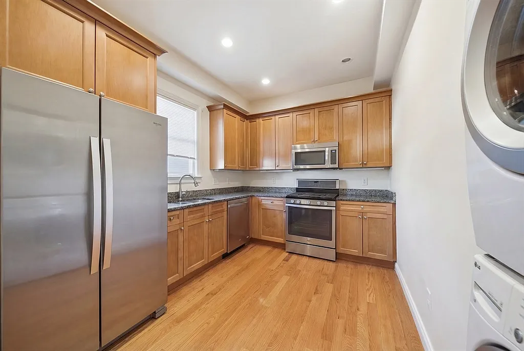 4 bed, 2.0 bath, 1624 sqft, $4,000 — Photo 4