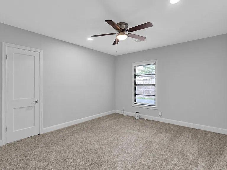 3327 Wentworth St — Photo 15