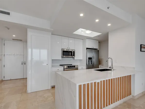 848 Brickell Key Dr APT 1803, Miami, FL 33131