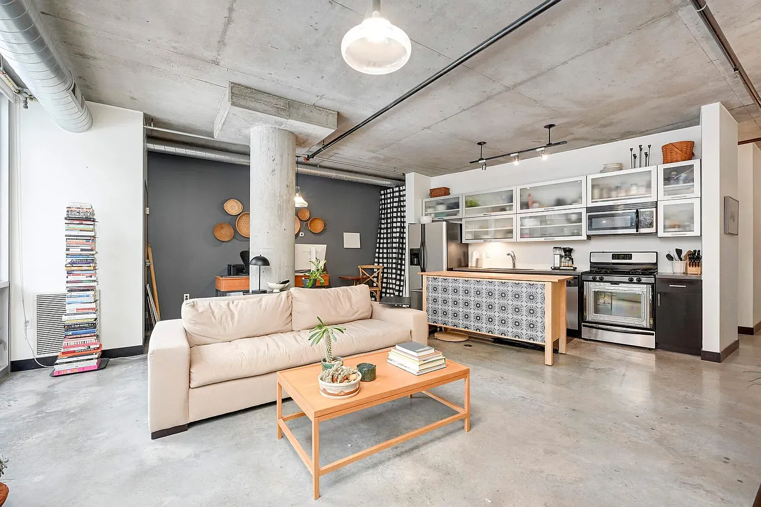 1 bed, 1000 sqft, $2,100 — Photo 3