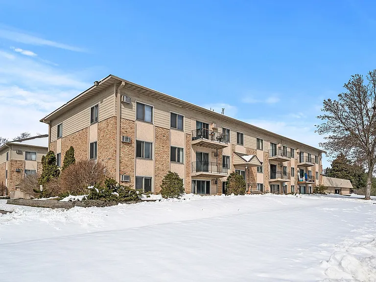 Highland Gables Apartments — Photo 8