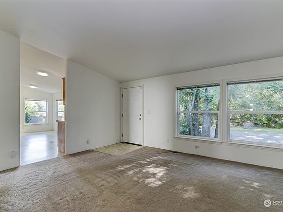 4th image of 41 E Lakeshore Drive W