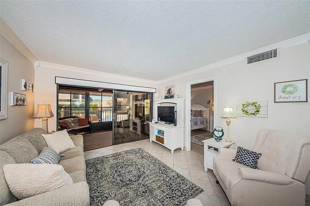 2 bed, 2.0 bath, 890 sqft, $2,300 — Photo 3