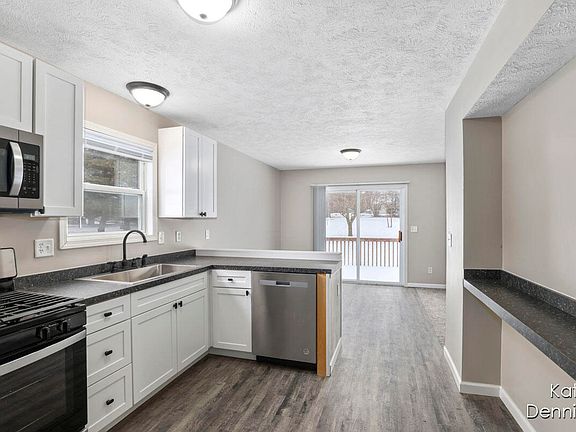 4th image of 113 Country Lake Dr