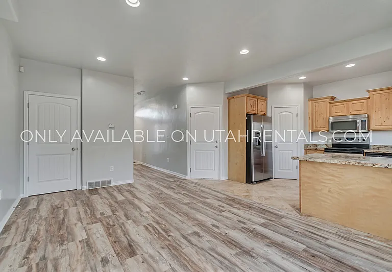 279 E Ailee Ln — Photo 5