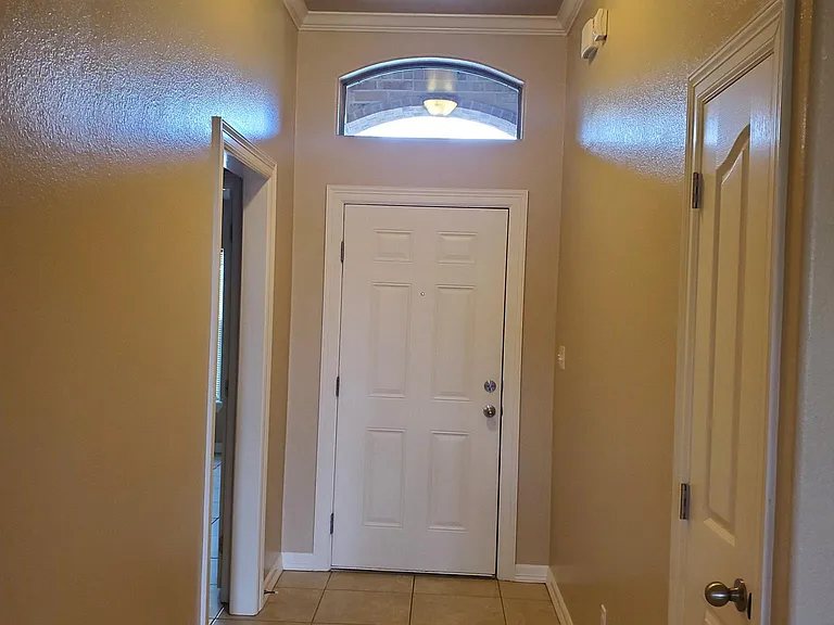 2124 Treasure Oaks Dr — Photo 10