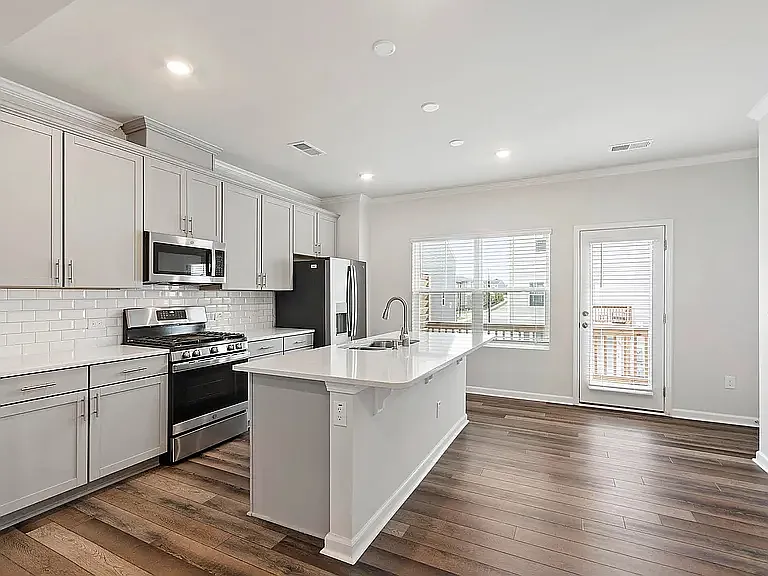 4 bed, 3.5 bath, 2410 sqft, $2,450 — Photo 4