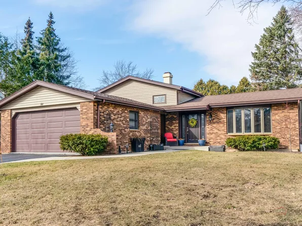 610 Blue Spruce Ln, Mundelein, IL 60060