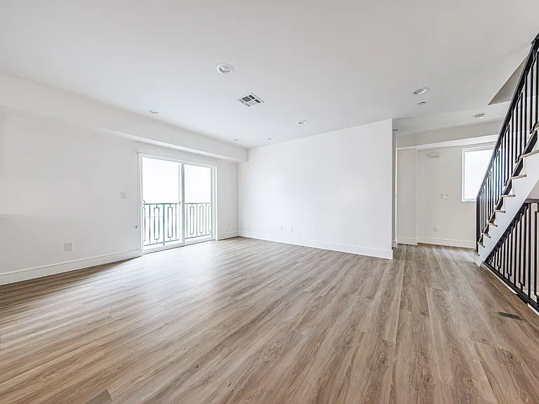 1241 N Sycamore Ave — Photo 30