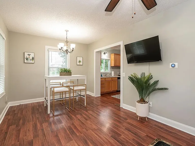 6723 Glades Ave — Photo 4