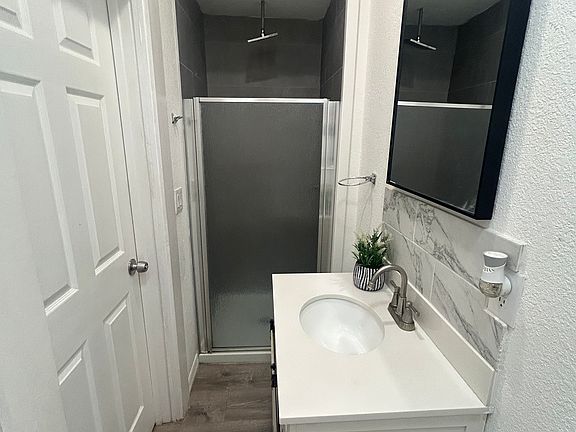 4th image of 216 E Palm Dr #2