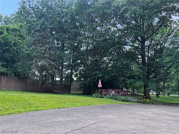 4th image of 924 Memorial Pkwy APT 309