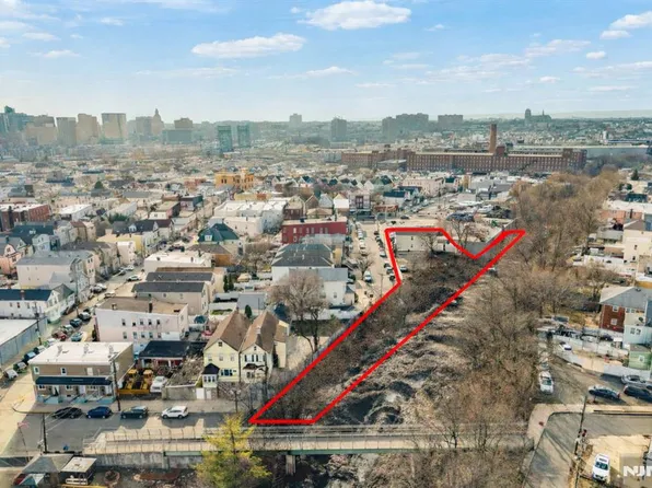 416 Scott Mobus Pl, Harrison, NJ 07029