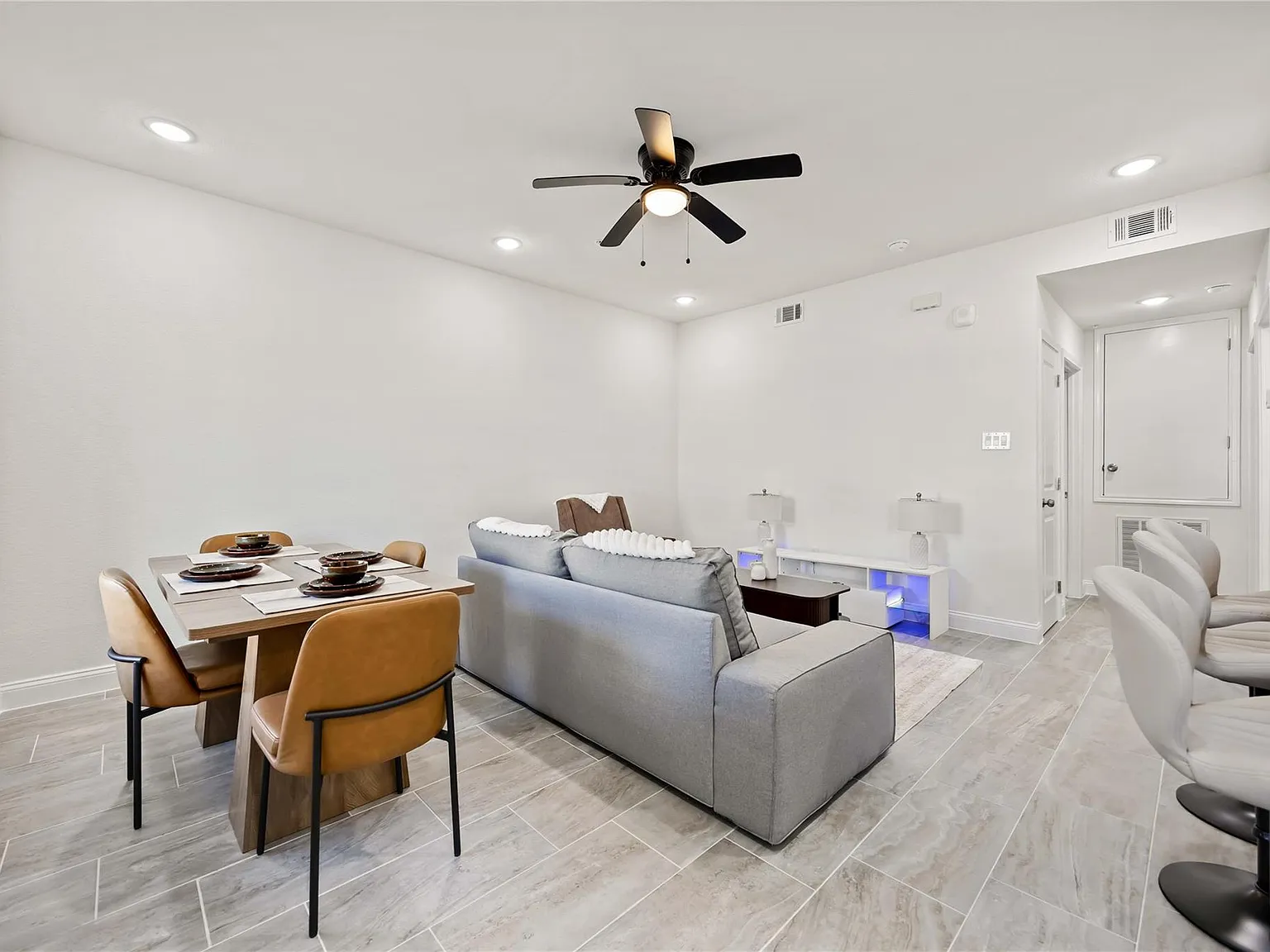 2 bed, 1.0 bath, 830 sqft, $1,295 — Photo 2