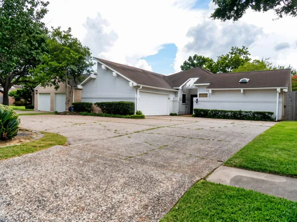 12107 Carriage Hill Dr, Houston, TX 77077