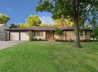 5650 E Park Hollow Dr, Wichita, KS 67208