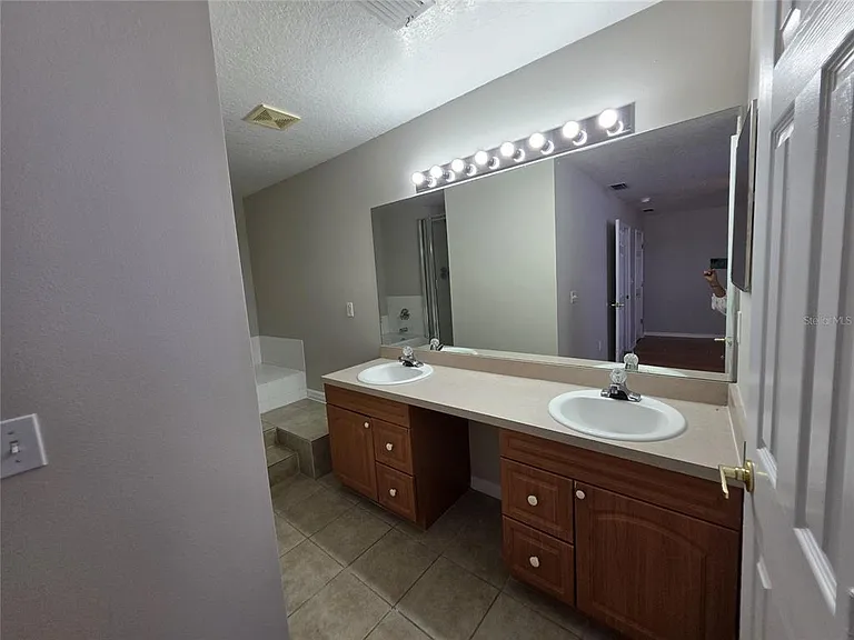 2419 Fan Palm Dr — Photo 11