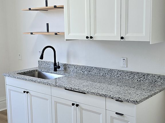 5th image of 218A N Jackson St #A