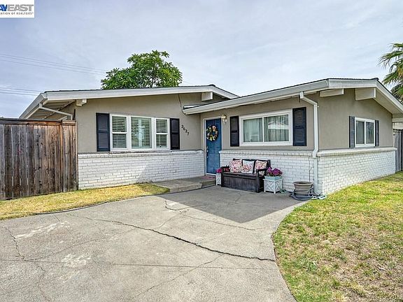 4th image of 3637 Centinella Dr