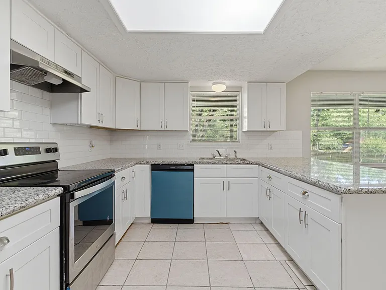 1122 Tigris Ln — Photo 4