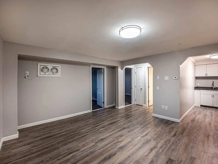Kent Apartments — Photo 6