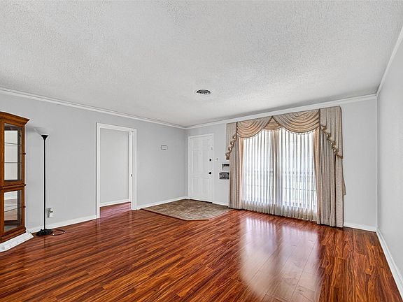 5th image of 5114 Beechnut St