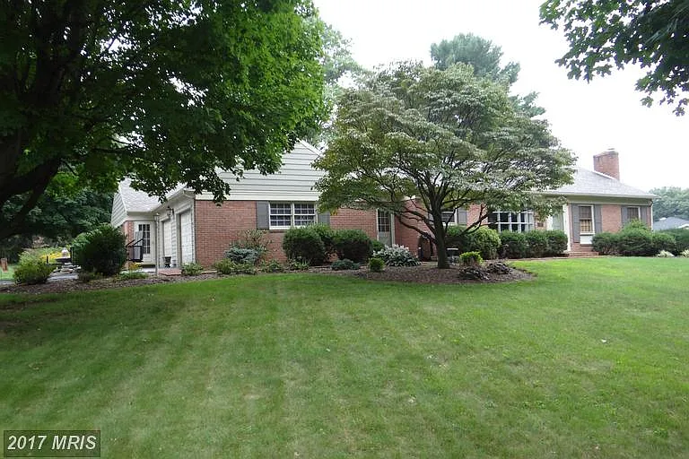 17 Woodland Way photo 1