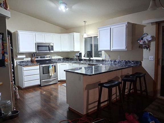 4th image of 805 E Singing Hills Dr