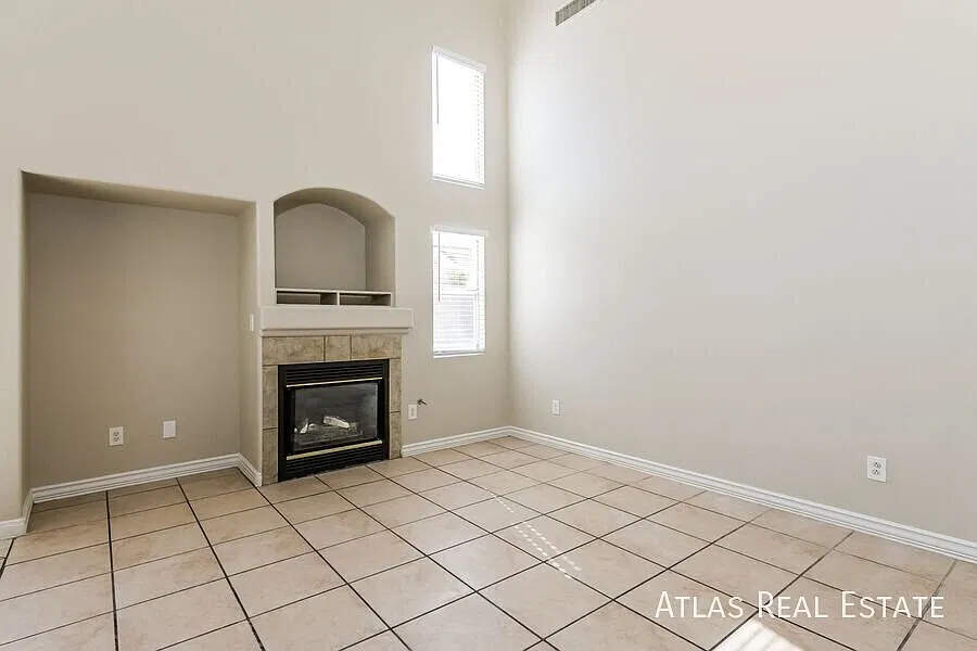 *Coming Soon** Spacious 4 Bedroom 3 Bath In Las Vegas ! Private Pool! — Photo 3