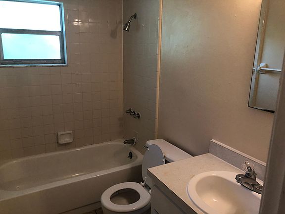 5th image of 927 N Grove St APT A