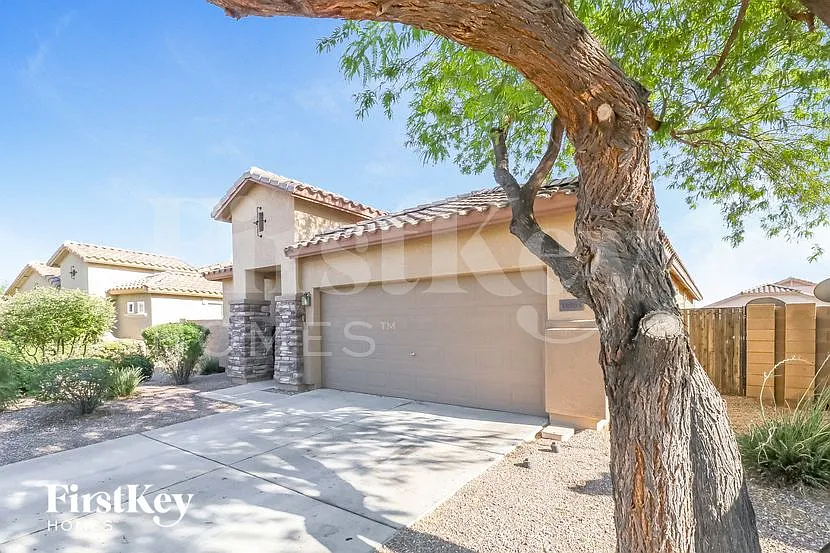 4 bed, 3.0 bath, 1818 sqft, $2,120 — Photo 2